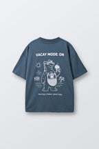 Kids round-neck comfort tee, blue, back graphic print “VACAY MODE: ON” with bear and camera