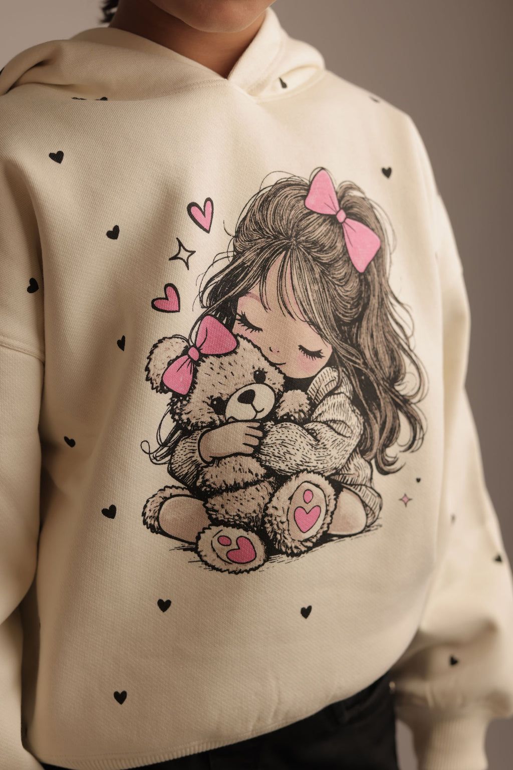Off-white girls' hoodie with teddy hug graphic and scattered heart print