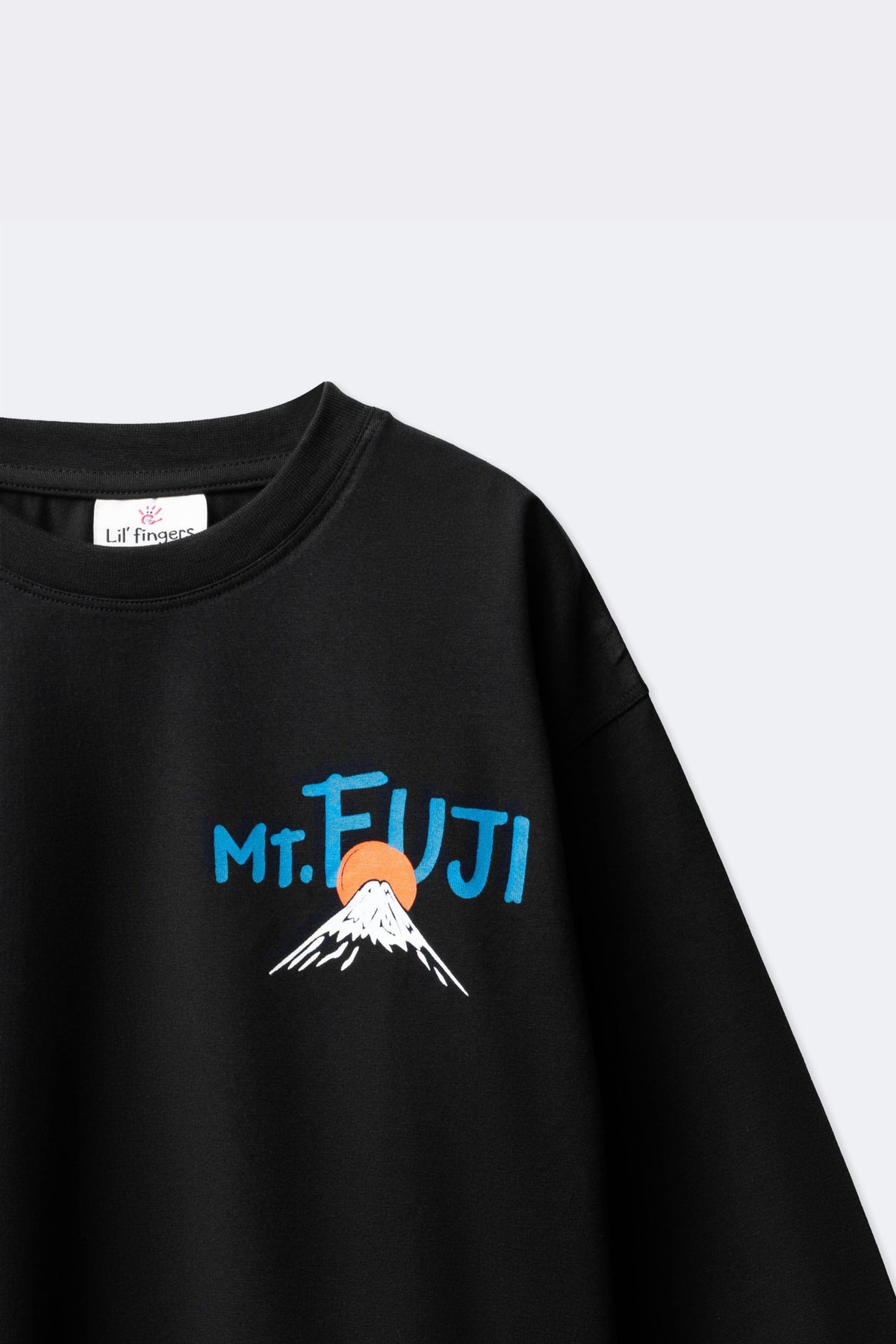 Black super-stretch t-shirt sleeve with blue Mt. Fuji graphic