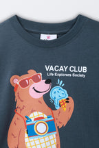 Kids round-neck comfort tee, blue, close-up “VACAY CLUB” bear holding drink and ice cream